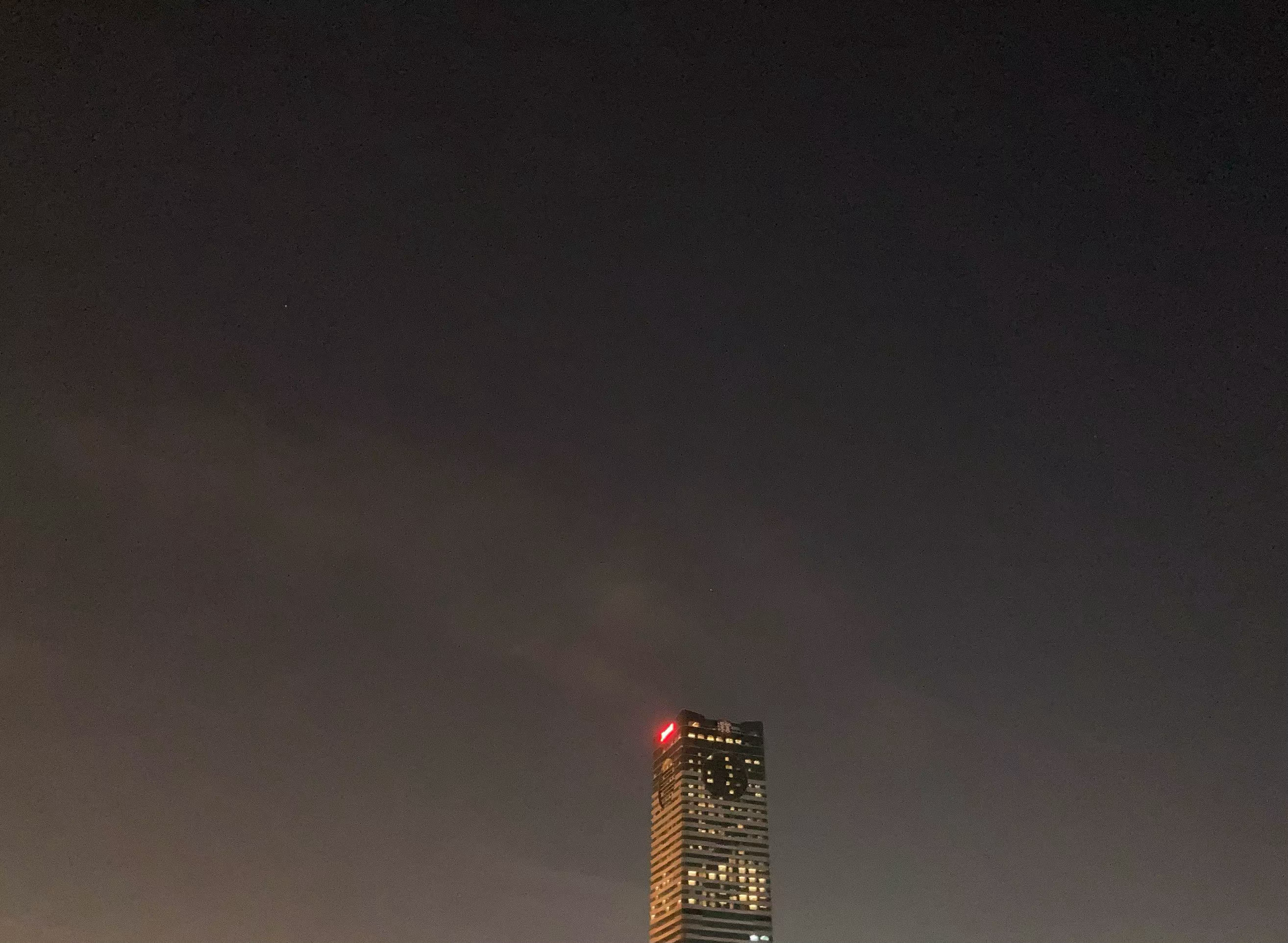 夜垂天幕，楼载星河🌌 ​​​