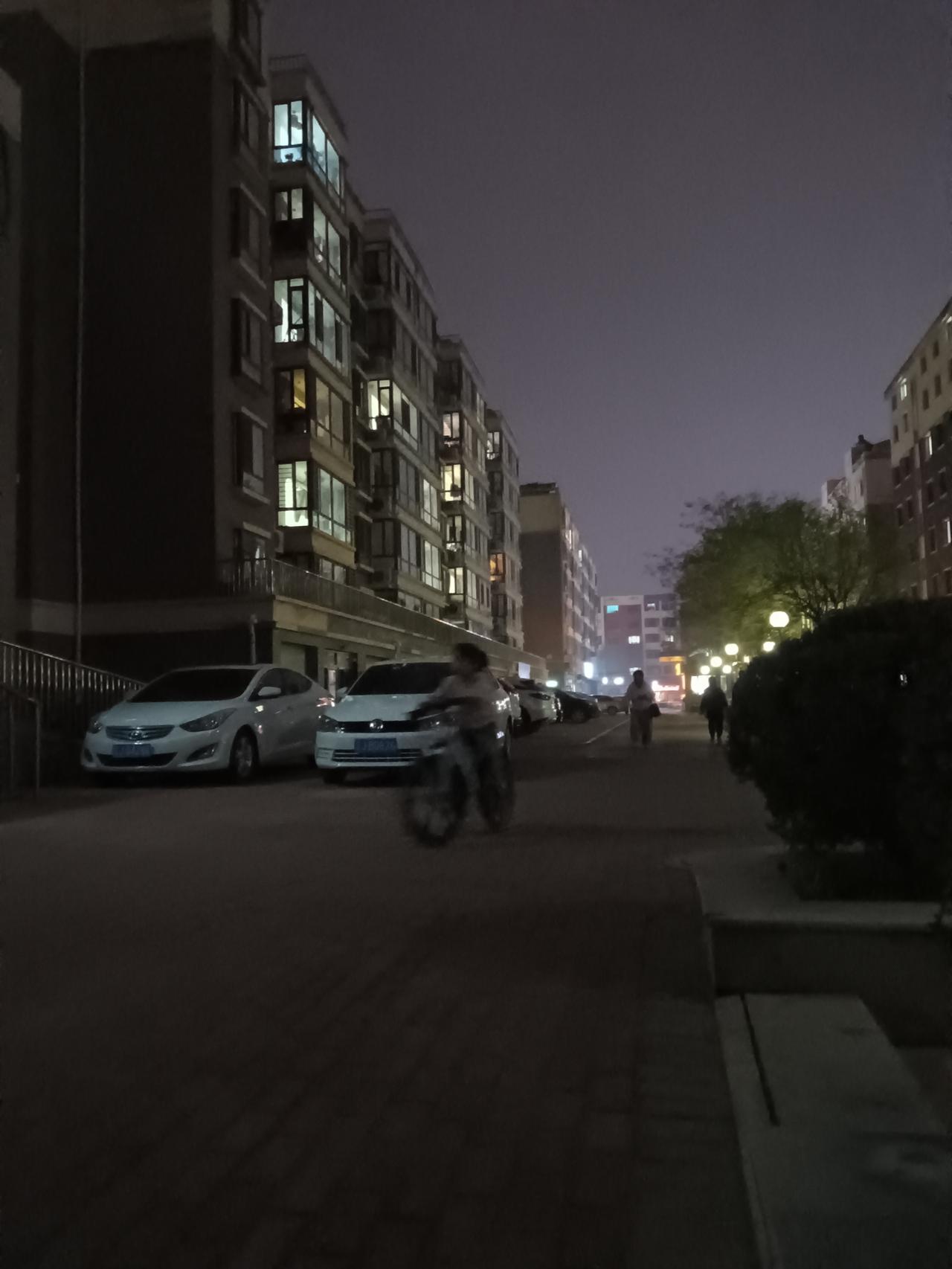 夜幕下的城市街景，灯火阑珊，车流不息。