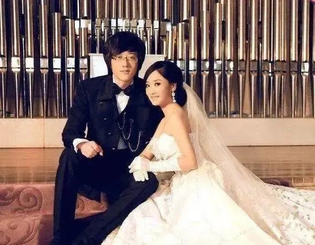 2008年，玲花到曾毅家做客。

饭桌上曾毅父亲突然开口，“玲花啊，以后要是真成