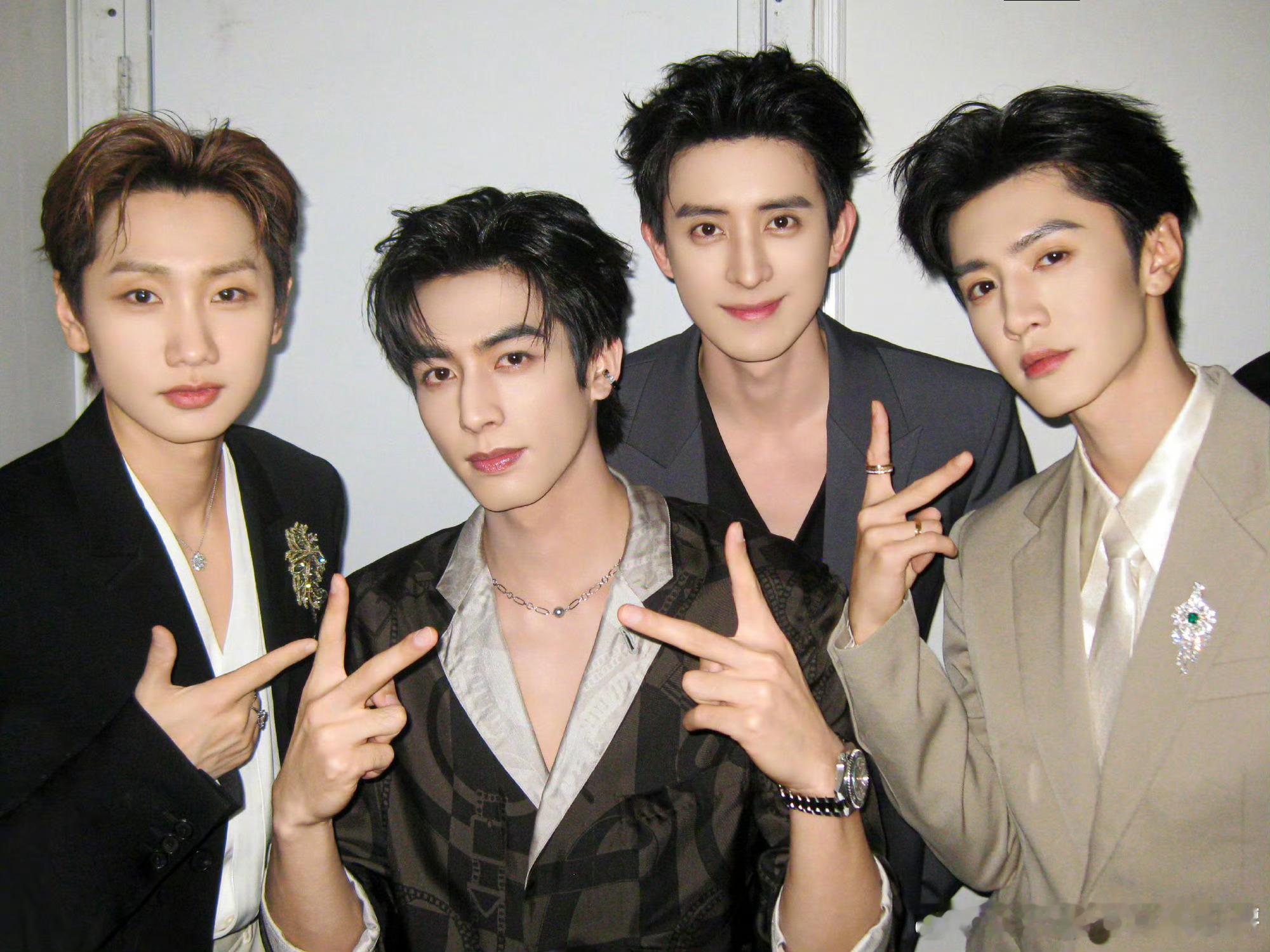 陈哲远、敖瑞鹏、宋威龙、汪苏泷微博之夜合照 ，好多帅哥