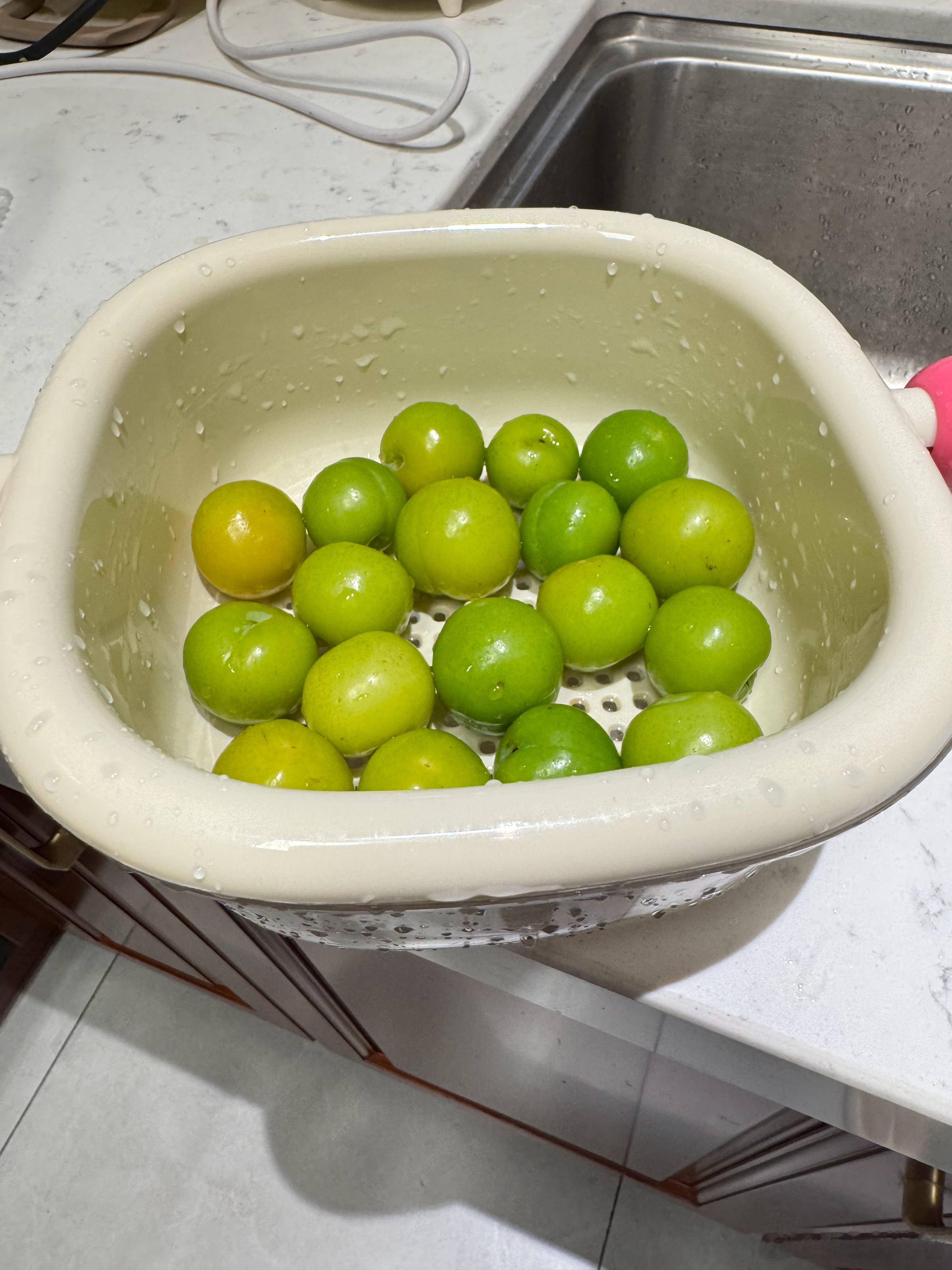 卖不完的果切都去哪了自制酸嘢。暴打小青李，然后加辣椒盐酸梅粉，放入保鲜袋摇一摇放