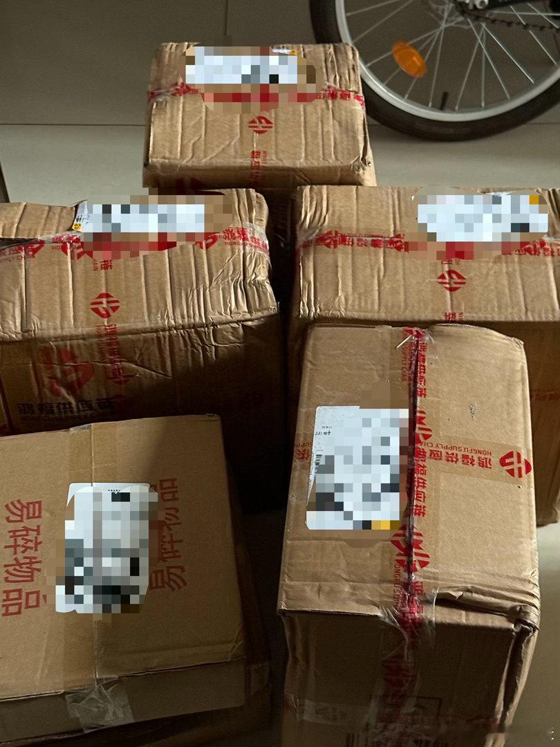 门口已经静静的躺着五箱超能，希望剩下的也送上来🙏🏻🙏🏻 