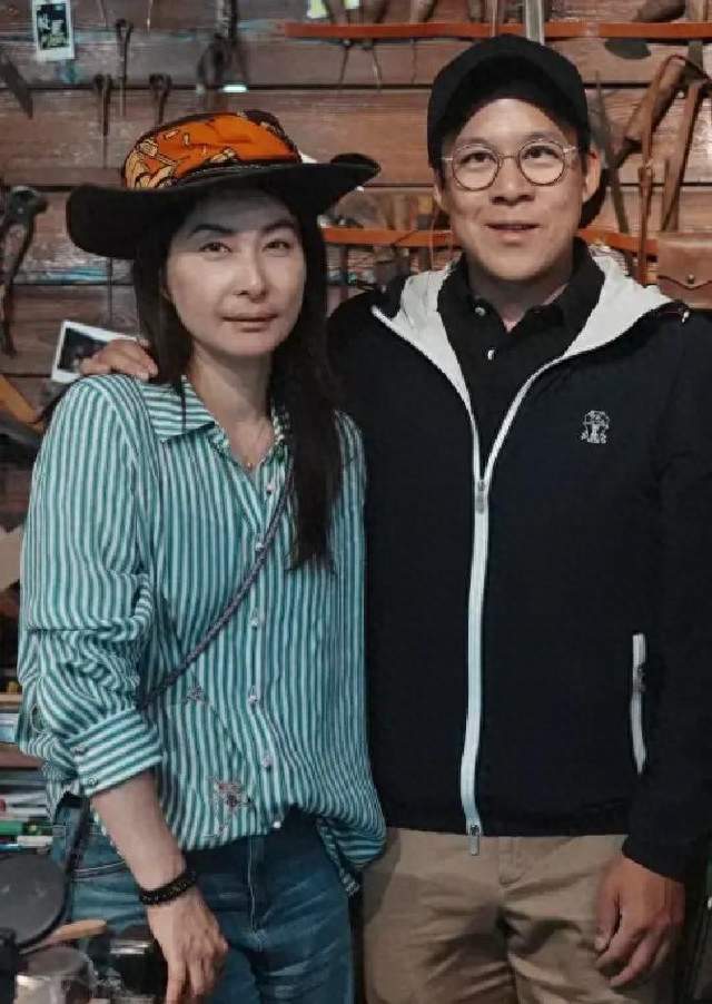 霍启刚一家新疆旅游！紧搂郭晶晶恩爱如初，霍震霆跟亲家公坐主位