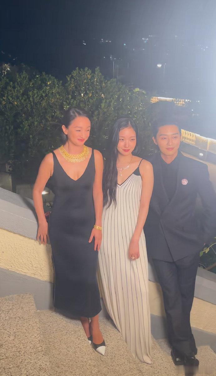 周迅金高银朴叙俊香港活动同框 周迅金高银朴叙俊同框合照，好权威的三位！ 周迅金高