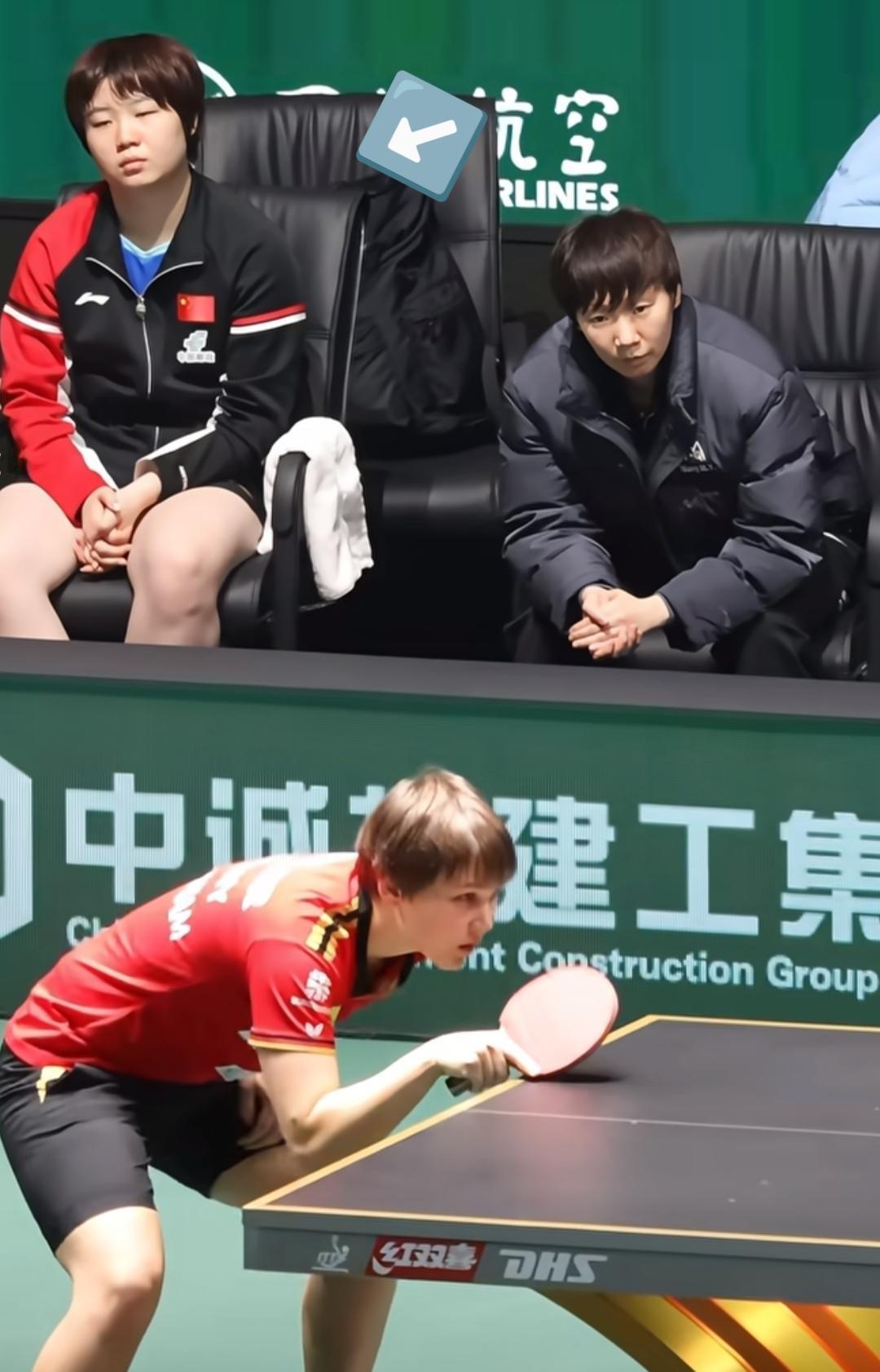 王曼昱都没觉察到，这一刻旁边坐着的蒯曼真的让的太让人心疼！

今天成都混团比赛中