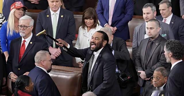 2026年2月25日，特朗普国情咨文演讲现场直接炸场。众议员艾尔·格林当场举起“