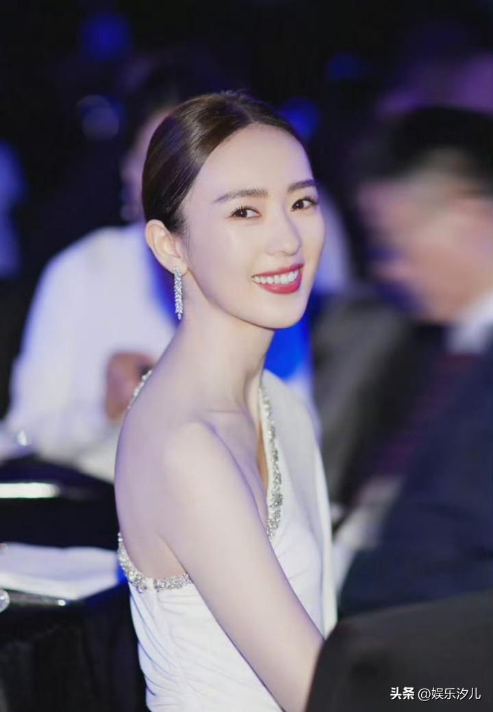 童瑶41岁生日吃了一碗小锅米线


童瑶今天41岁生日，她说：“奖励自己吃了一碗
