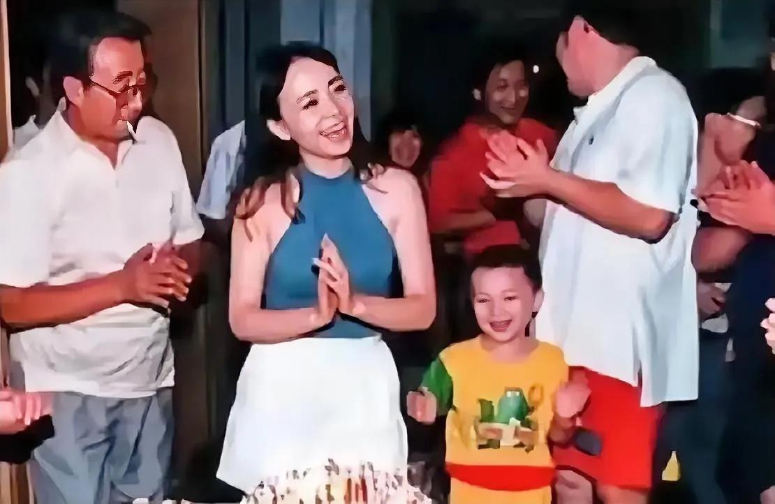 巴图的快乐，阳光，幽默，智慧，都随了老宋家，你看他那畅快开怀的样子，和身边的外公