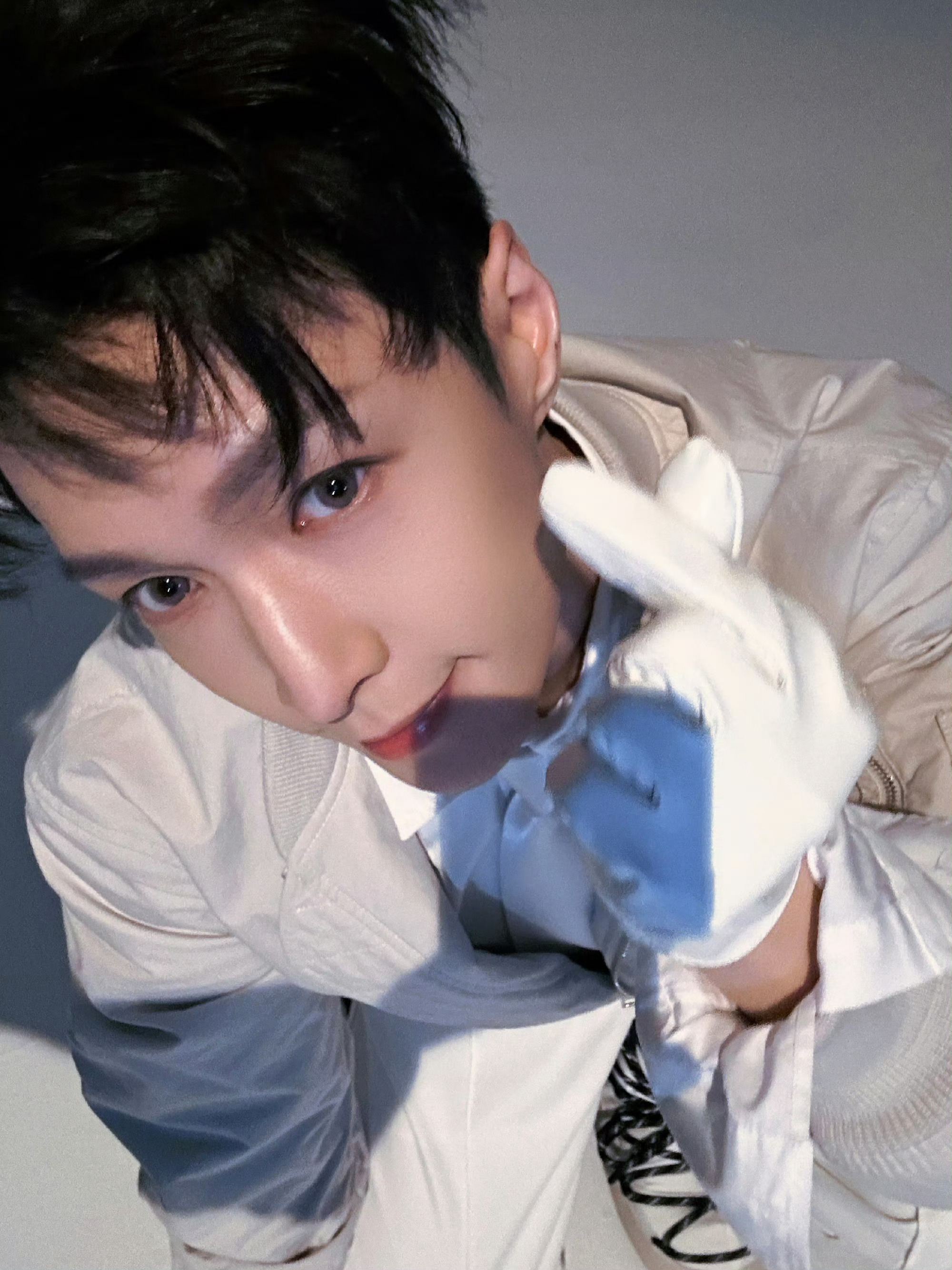 张艺兴祝大家冬至快乐，全身白像个小汤圆🙋 