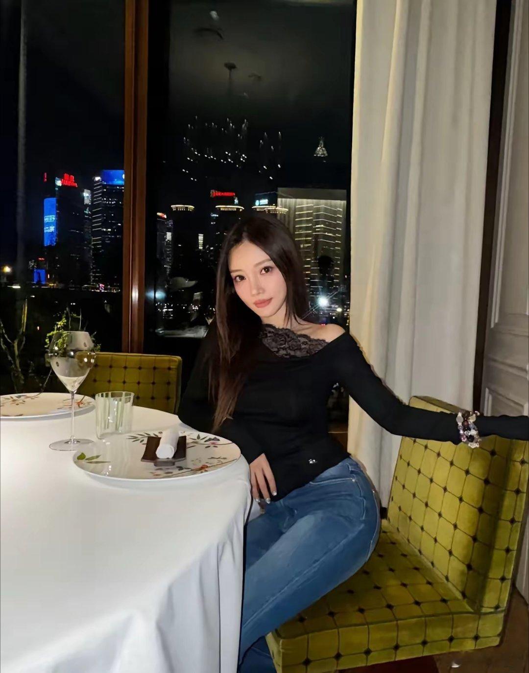 43岁李小璐与友人聚餐，蕾丝一字肩显得妩媚动人，离婚后变更美！ ​​​
