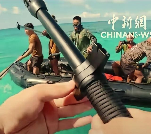 肉眼可见，咱们执法队员手里多是常见的橡胶警棍，长度明显偏短；对面菲律宾人员拿着长