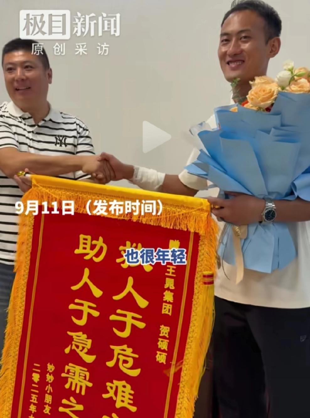 这小伙一看就很面善，很善良！餐馆老板2岁半的女儿不小心拉倒了消毒柜。就在消毒柜倒