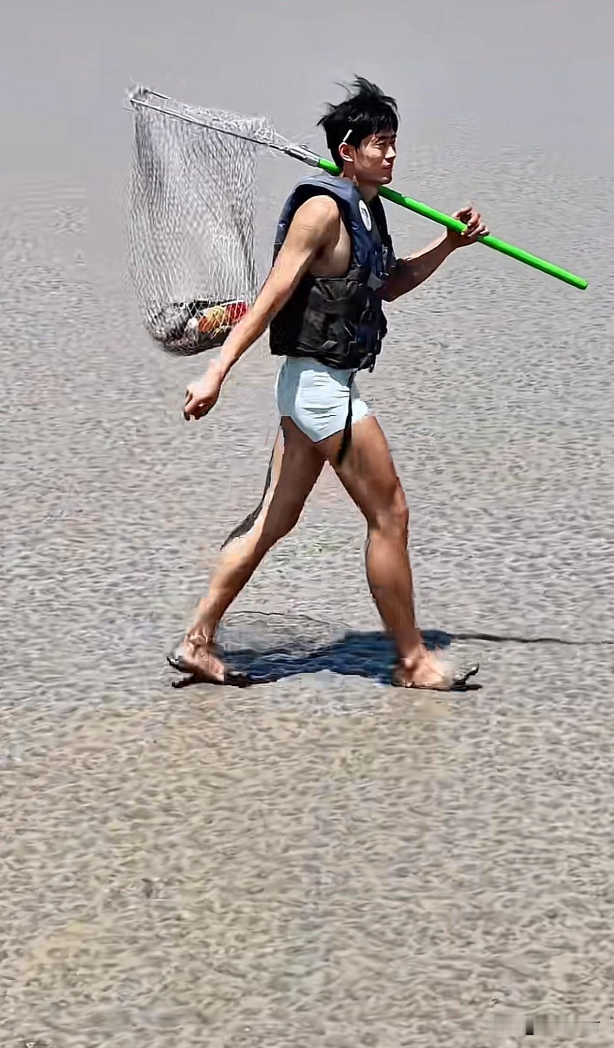 钱塘江抢潮头鱼的小哥终于有伴了，自从他被网友拍到立刻就走红了起来，很多人都跑去拍