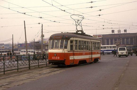 那个公交车不是当年的那样，有点假，当年的公交车是有点像太原的有轨电车一样，阳泉的