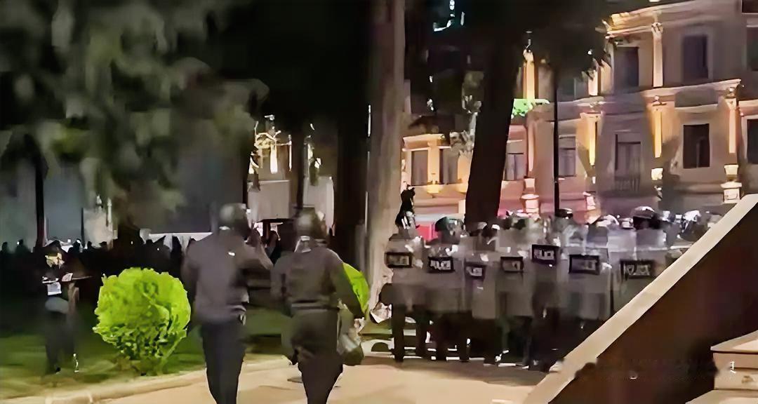 格鲁吉亚一场地方选举，直接把小国的“夹心困境”演成了街头闹剧。10月3日选举一结