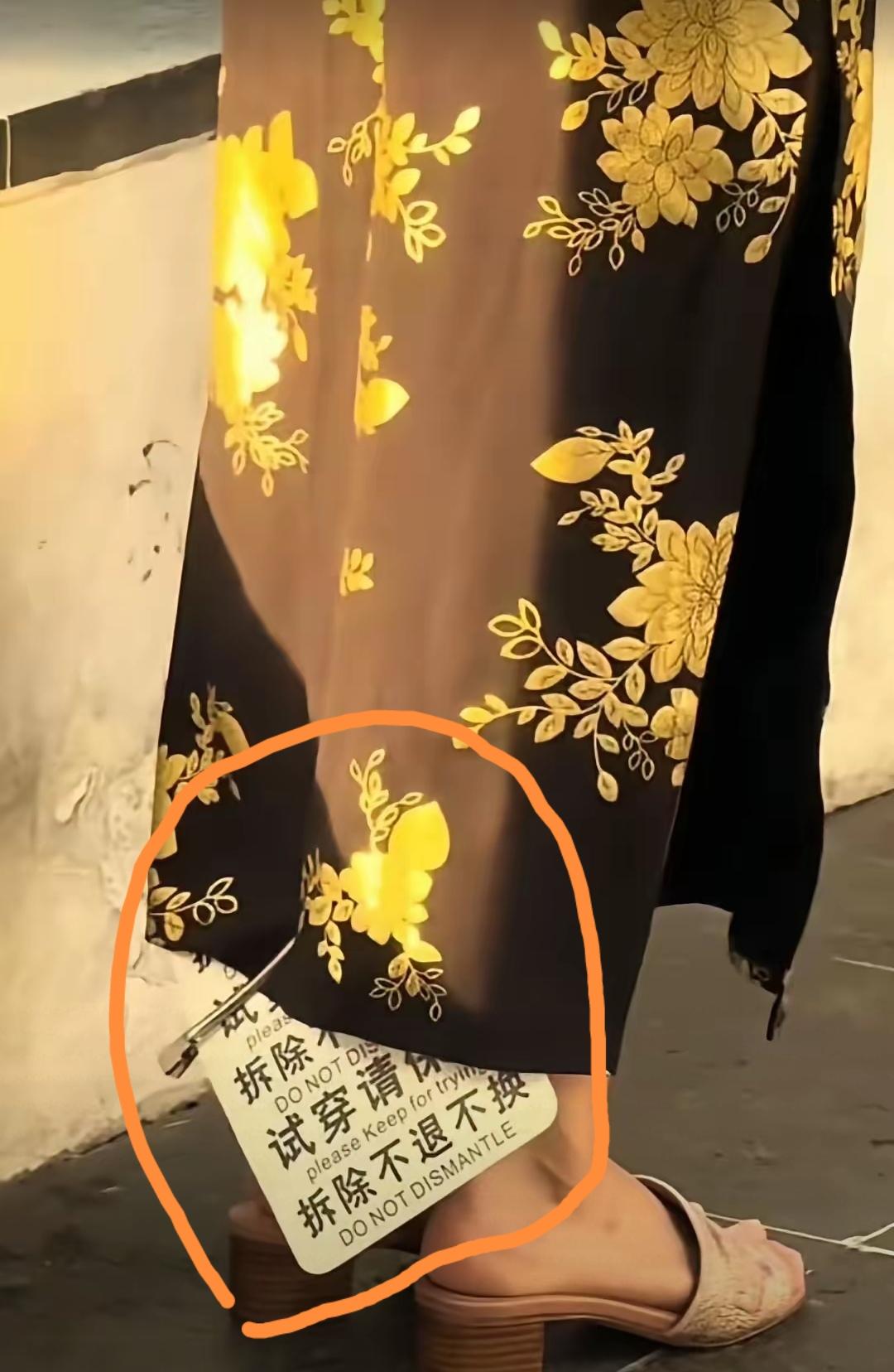 旗袍很漂亮；大妈穿的却很龌龊！
     这是发生在上海某网红打卡地方的故事。