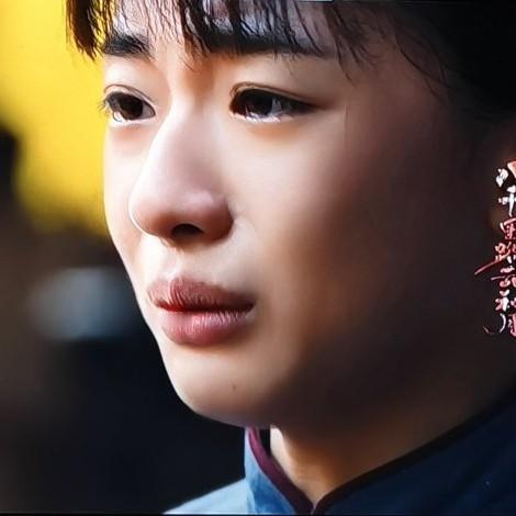 《八千里路云和月》中孔二包不想当兵，他没走成，当了旅长张云魁的勤务兵，他在看慰问