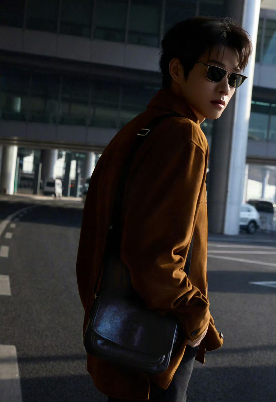 魏大勋启程Saint Laurent 巴黎男装周，圣罗兰型男每年都不缺席的海外行