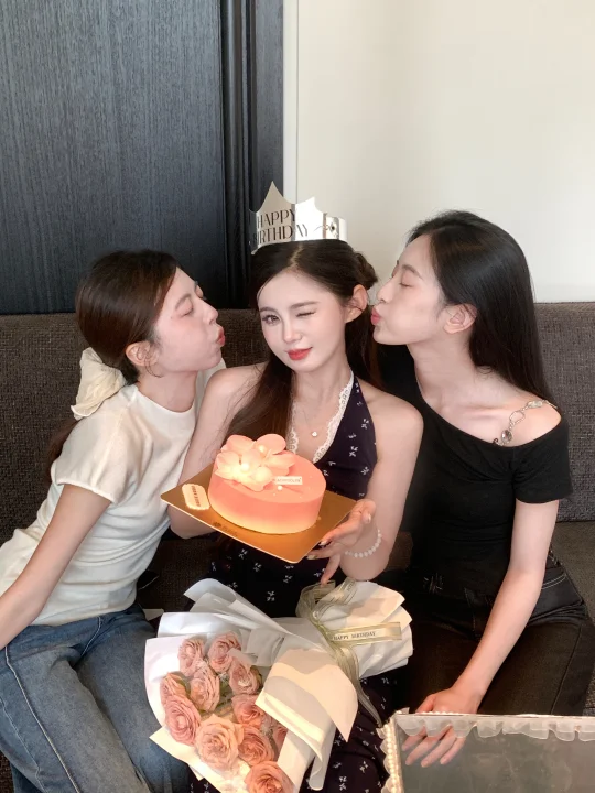 广州的美女崽们！过生日都试下黑池蛋糕🍰