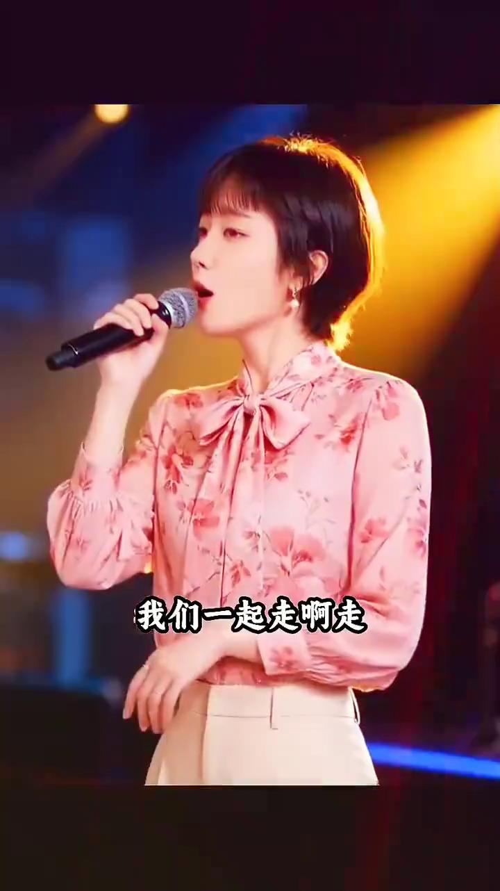 《牵手到白头》新歌上线，句句入心。
只愿在多年后，还能牵你的手。风再大一起走，搀