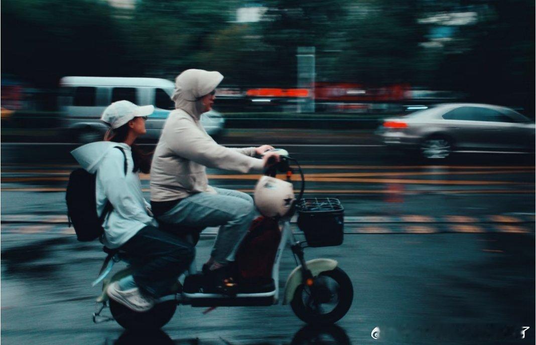 南方人能做到真正的人车合一南方街巷曲折多雨，常年穿梭复杂路况练就娴熟车技，车身随