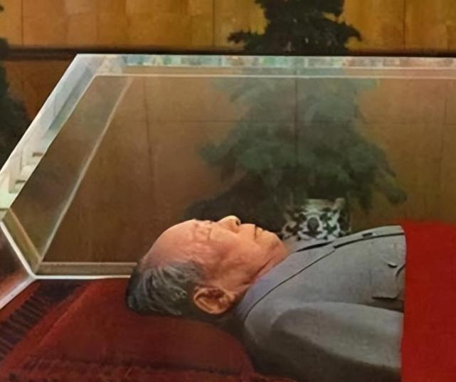 躺在纪念堂水晶棺里的毛主席，多年过去，看上去和睡着了一般安详。这口特制水晶棺，不