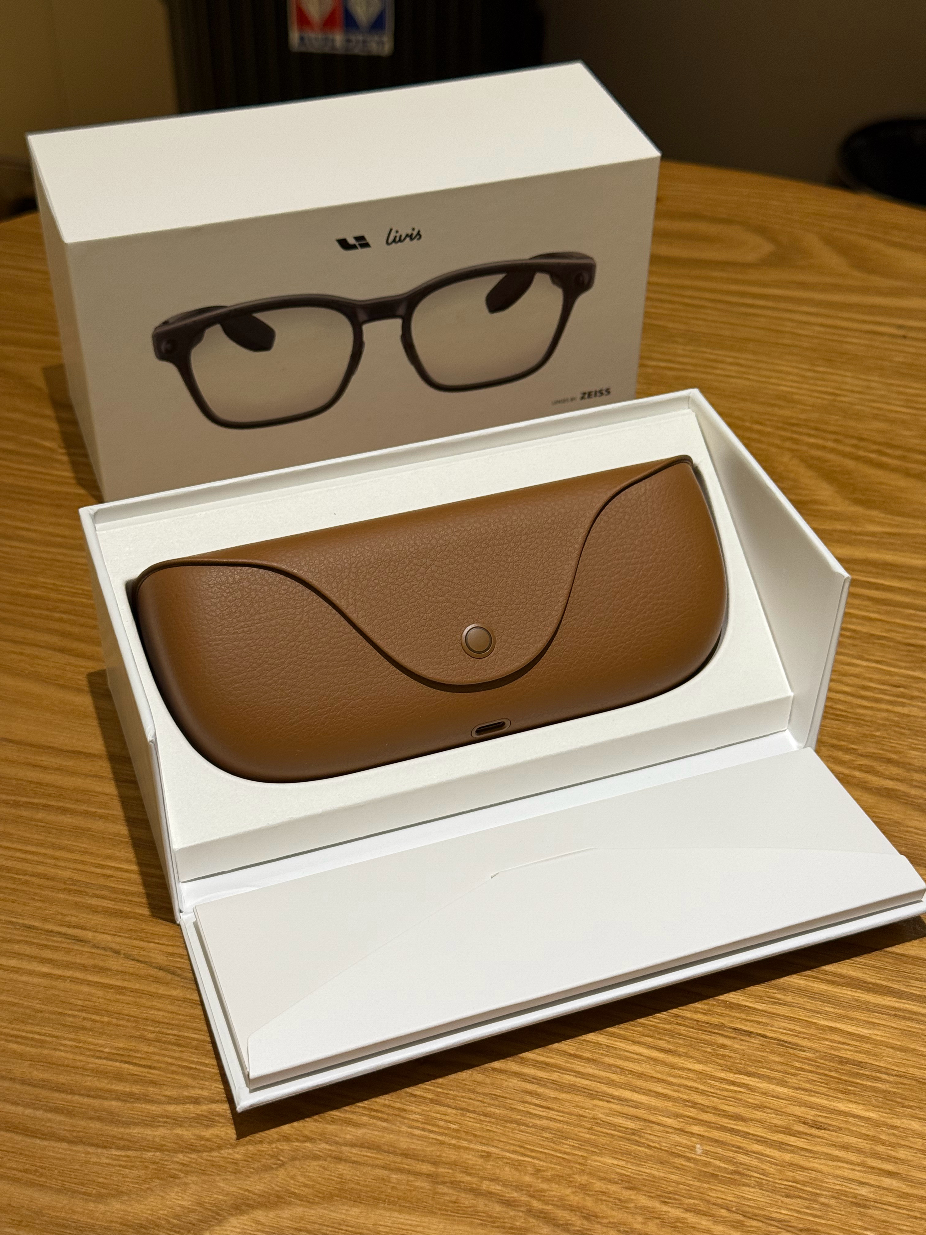 搞了个理想的AI眼镜配了个蔡司的镜片。该说不说这玩意是目前我戴过的，包括小米那些