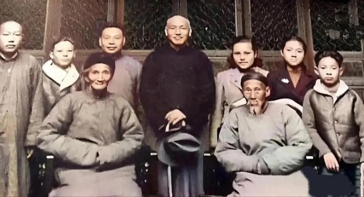 1949年春，蒋校长赴台之前最后一次回奉化溪口老家祭祖，并携家人与恩重如山的舅舅