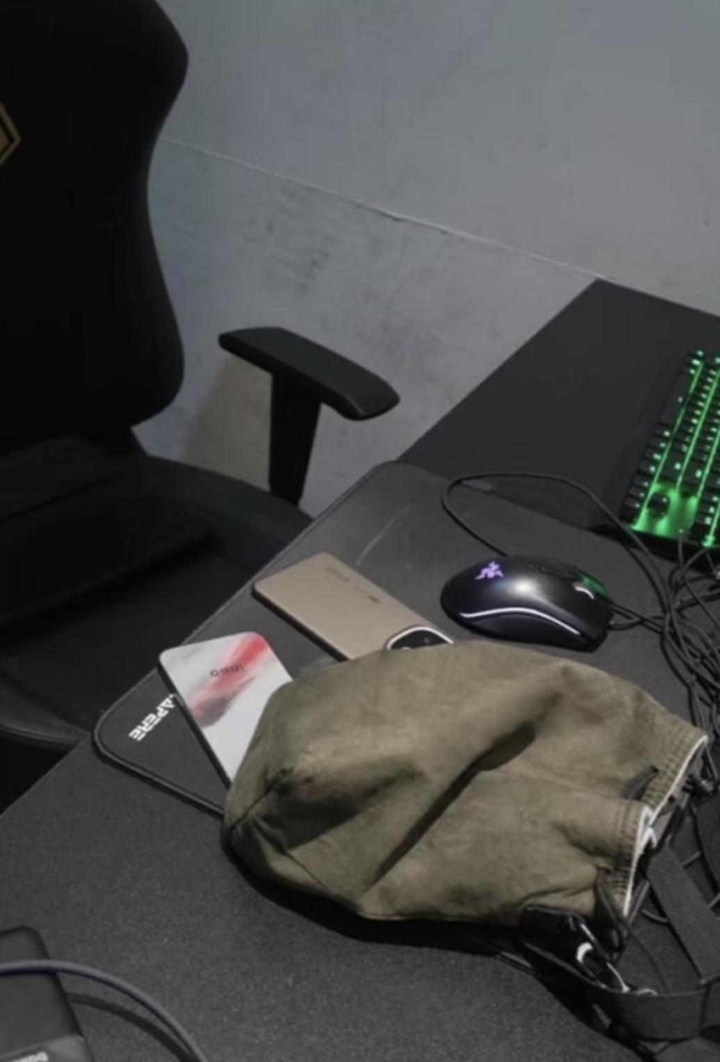 有网友曝光了iQOO 15真机照，采用罕见的红白灰配色，中框为金属直角边，屏幕采