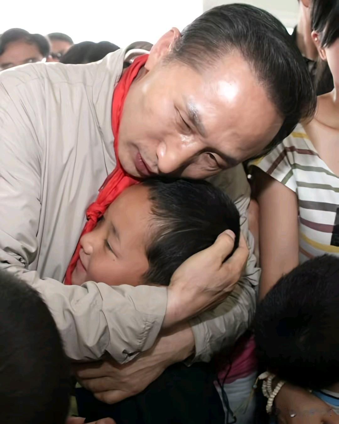 李明博汶川地震中第一个到达灾区的外国领导，5月27日起对中国进行国事访问，原计划