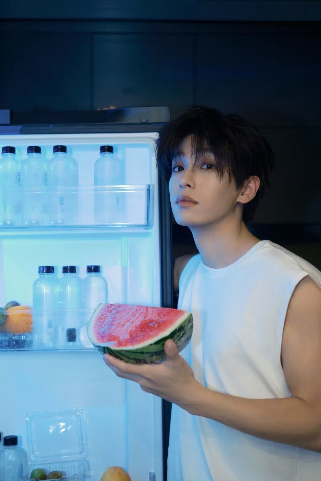 彭昱畅无袖白背心live彭昱畅夏日清爽感彭昱畅无袖白背心live！夏日清爽感，好