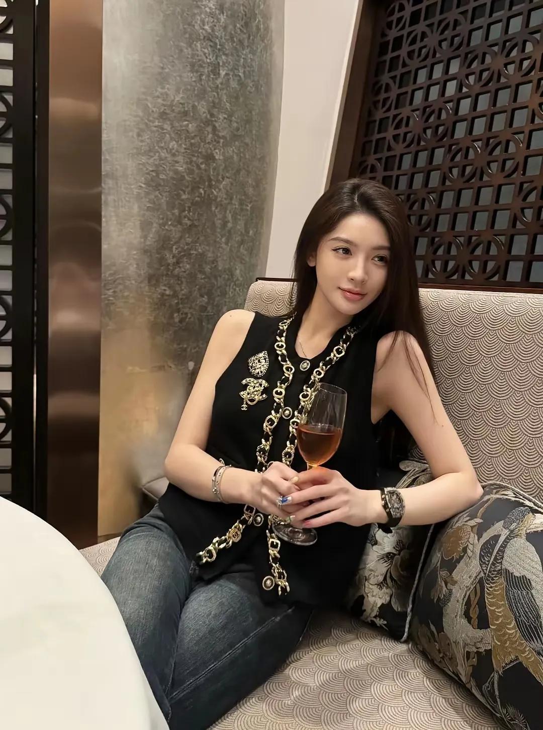 这样的女人，不属于普通男生，人家一顿饭，抵得上普通人一个月工资。
大家猜猜这样的