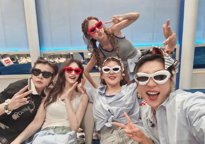 李小冉晒新队友合照冉姐新队友合照出炉～一群漂亮姐姐集结完毕，期待姐姐们磨合出超棒