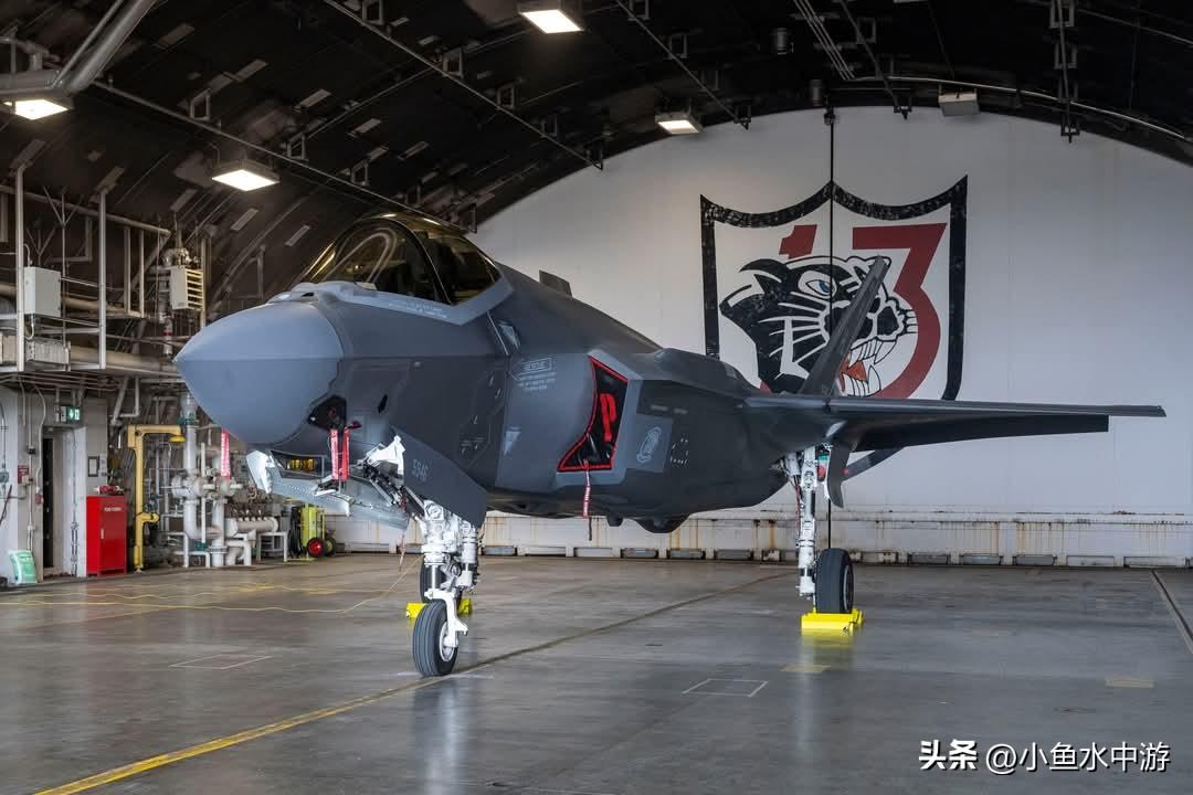 首批四架美国空军F-35A战机已抵达日本三泽空军基地，将逐步替换当地的F-16C