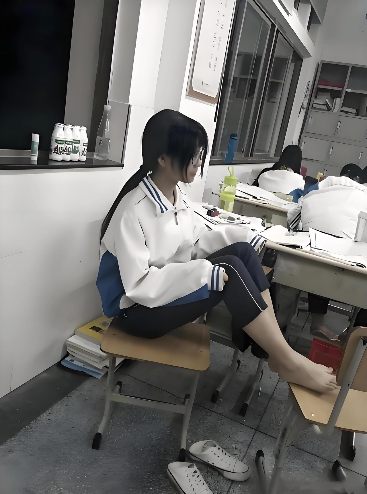 女学生上课的时候总爱竖起一条腿，应该怎么处理？
9月2日开学以来，上课时有四五个