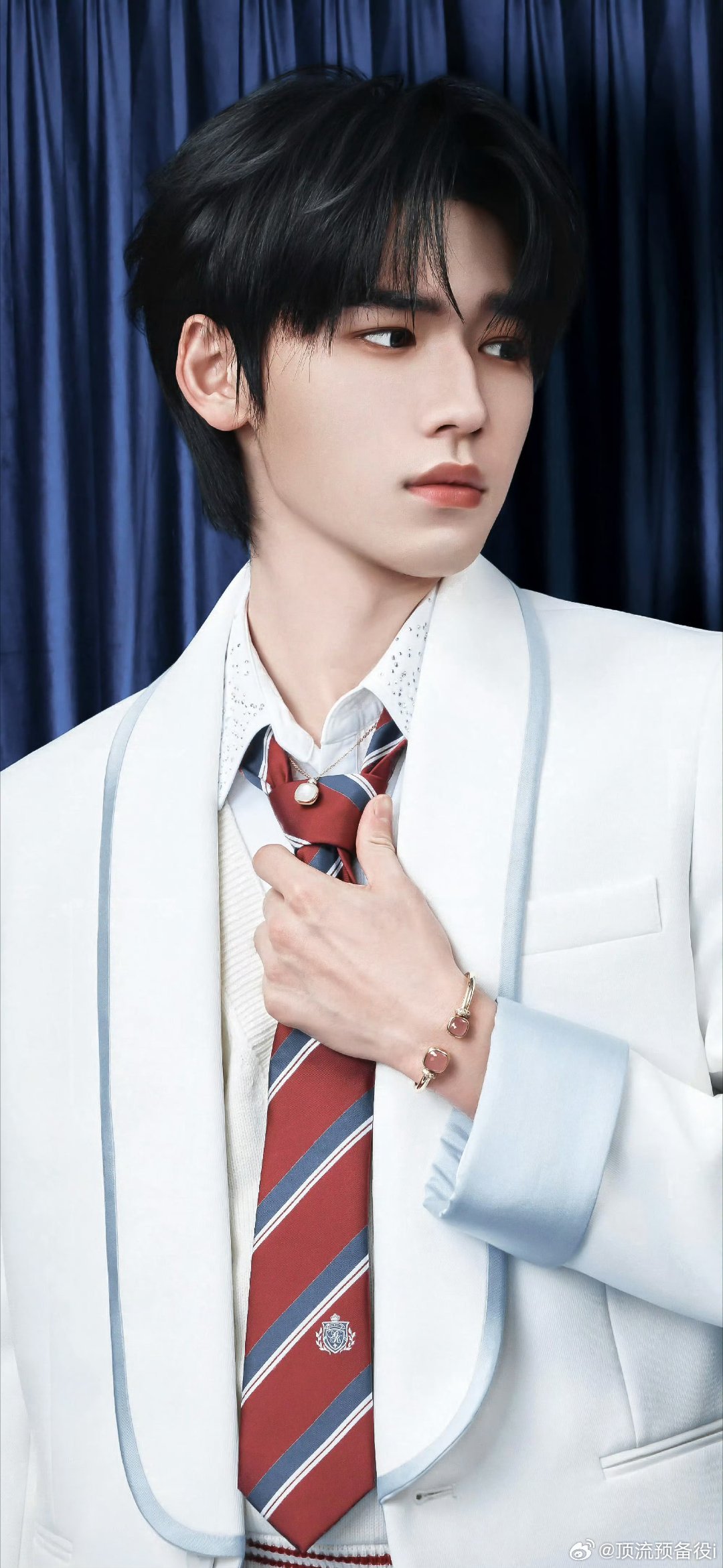 宋亚轩怎么那么高宋亚轩一直很高吧，身材比例一流的186+帅哥一枚。 