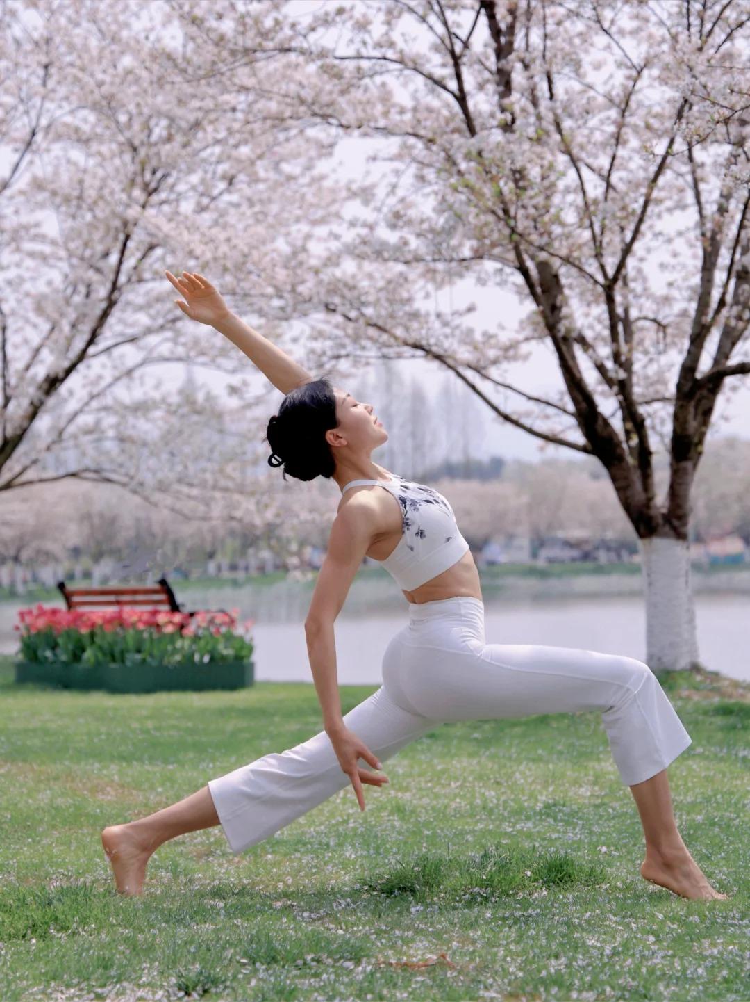 春日生活打卡季我这里樱花开了，你们那里呢？春风一吹，满枝粉白缀满枝头，细碎的花瓣