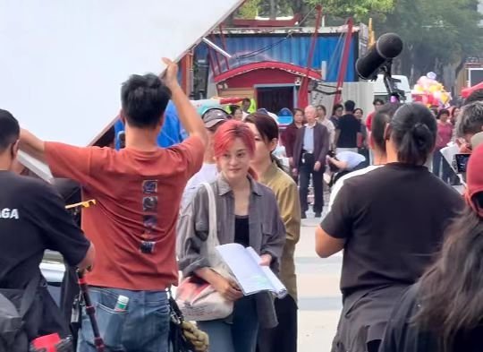 孙俪原地逃离官宣海报孙俪原地逃离红发海报鲜艳红发与紧绷状态形成强烈反差，孙俪将寻