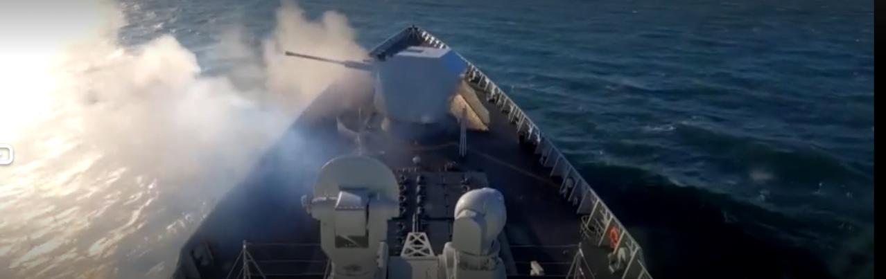 在远海演训场，多型战舰列阵出击，舰炮轰鸣、干扰弹齐射，模拟未来瞬息万变的战场环境