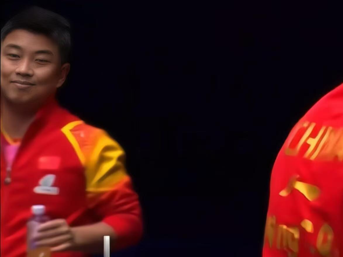 王皓看比赛两天了，王楚钦上场了，其实这两天压力都是相当大，王楚钦晋级，王皓也是安