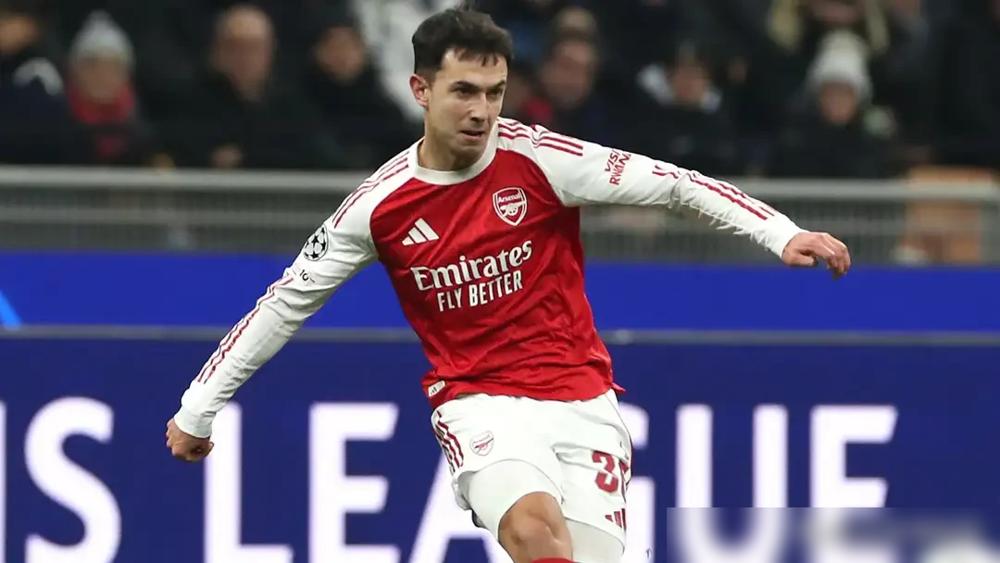 一亿英镑的报价单拍在桌上，纽卡斯尔高层连看都没看直接扫进废纸篓。你真以为阿森纳疯