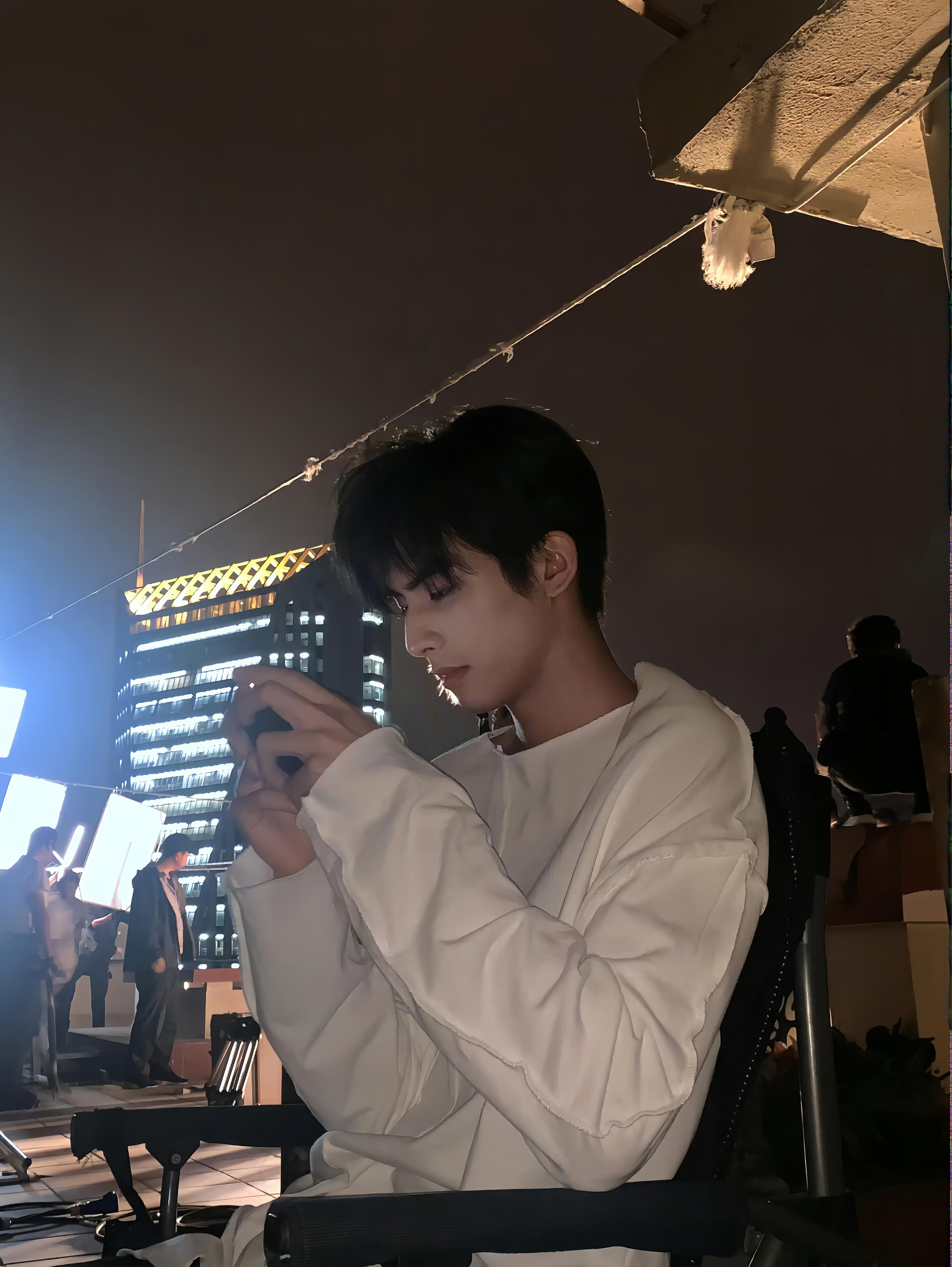 宋威龙吃了烤冷面夹臭豆腐一组女友视角味拉满的宋威龙壁纸每次看到宋威龙的照片都真的