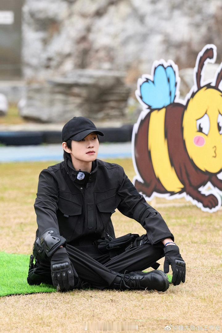 魏大勋把高叶撞飞了 高叶被撞飞那一刻，杨迪的表情太好笑了，满脸写着“完了完了”。