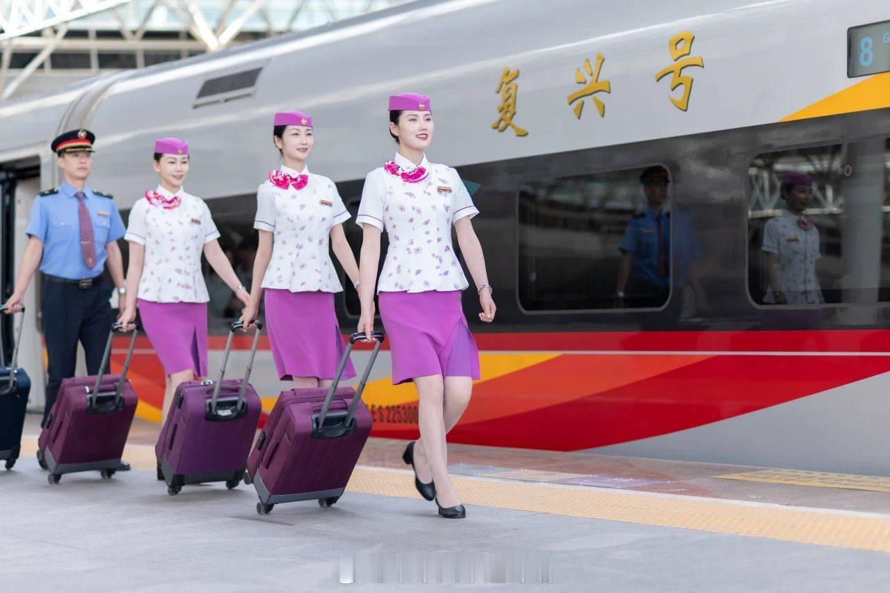 铁路,早安 风乍起，合当奋意向人生。早安~ 