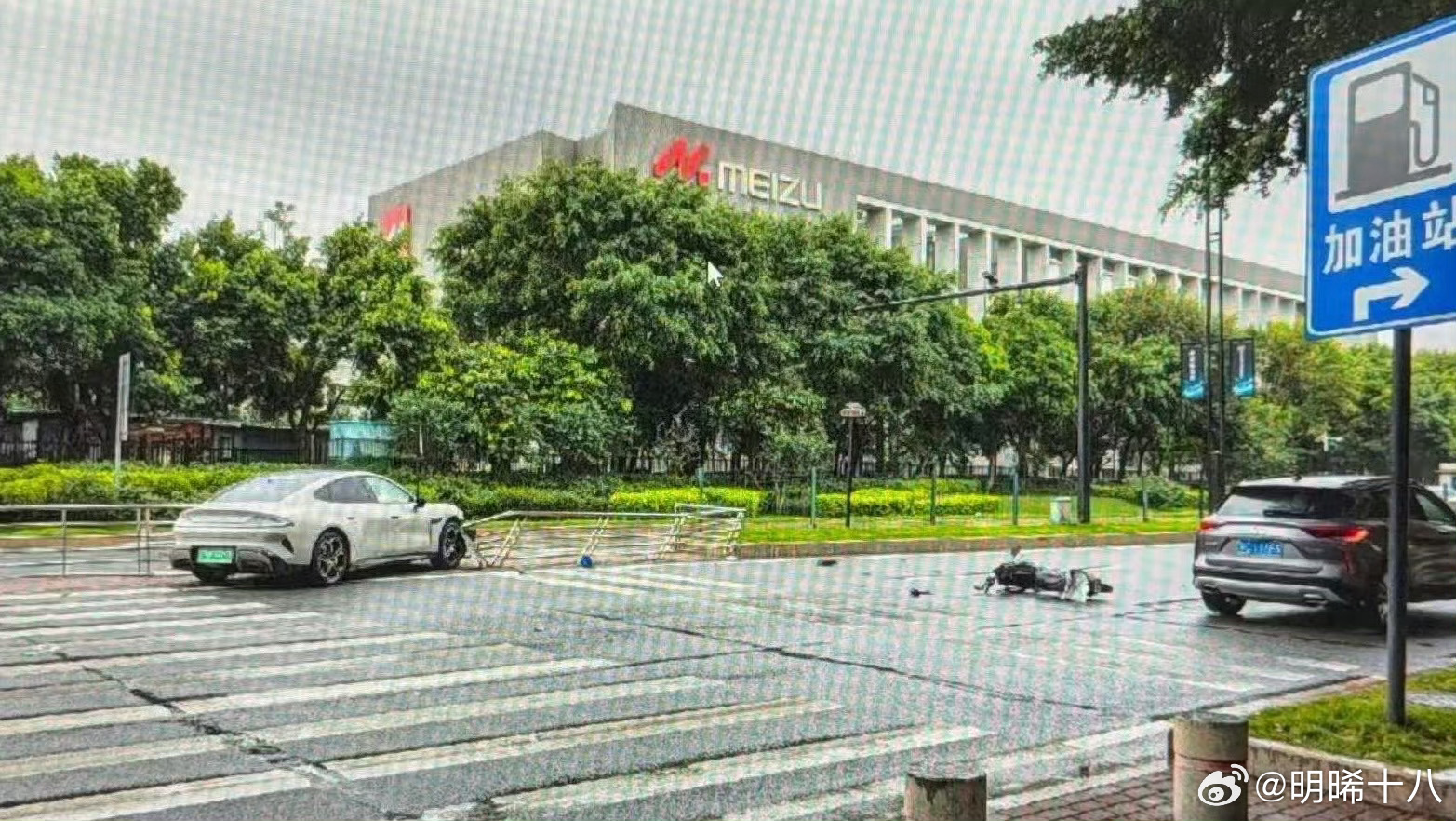 左车是小米SU7，楼是魅族？ ​​​