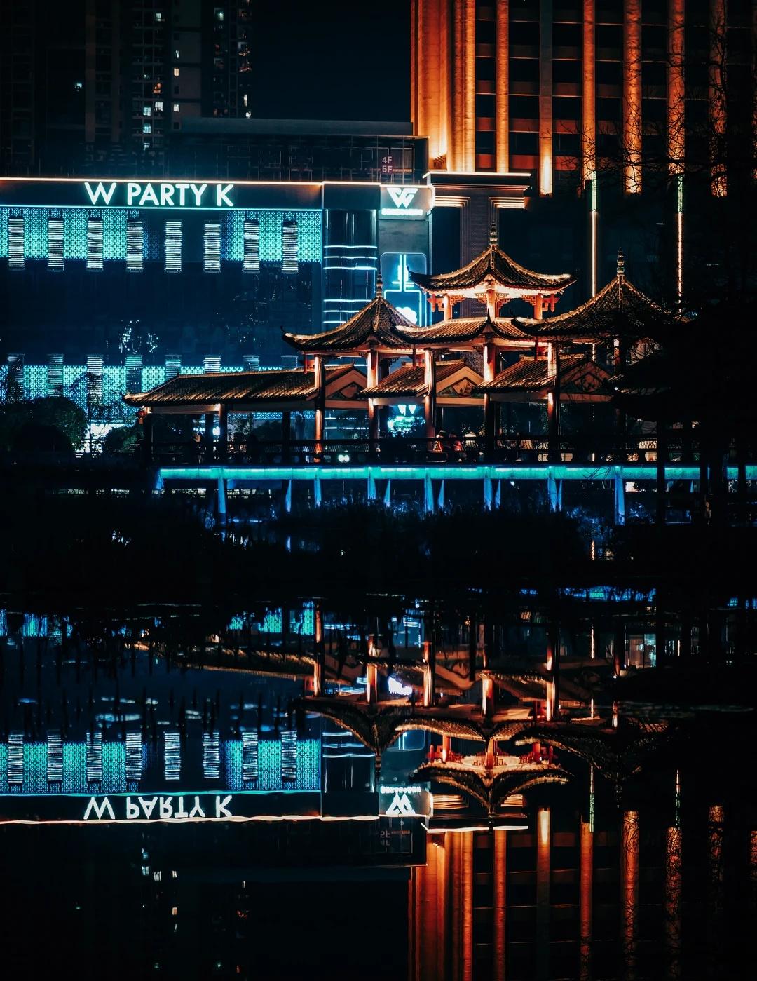 娄星广场到娄影商业街，娄底人的浪漫情人节
娄底人的浪漫都在城市的夜景里。2026