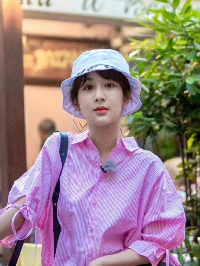 说实话，她没大家说的丑，是漂亮的，但颜值很尴尬，素人中算美女，美女中算路人。没缺
