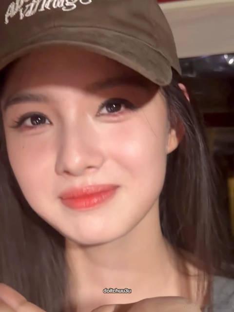 艾米的韩国粉丝来看她了艾米看见韩国粉丝的反应突如其来的惊喜，艾米脸上藏不住的笑意