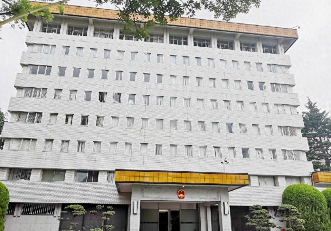 日本这波可真是闹出了惊天的国际笑话！一名23岁现役陆上自卫队少尉，竟堂而皇之地带