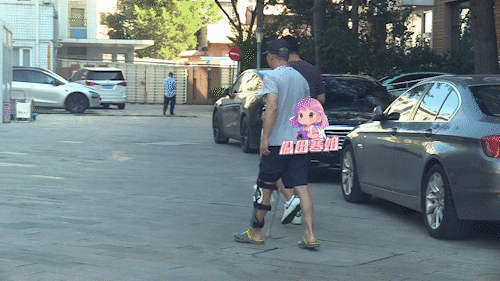 那英老公否认出轨不是，这解释也太牵强了吧！腿伤需要搀扶能理解，但都靠那么近还笑开